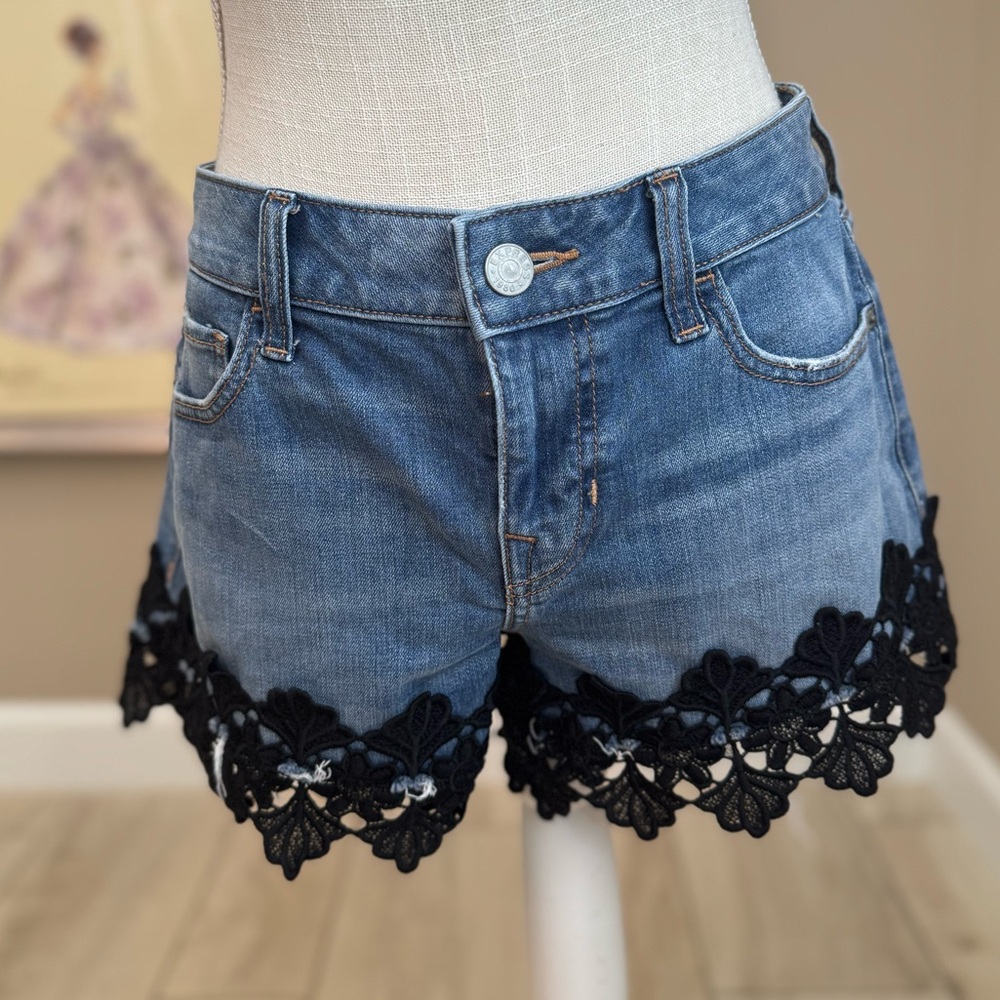 NWOT! EXPRESS Relaxed Low Rise Blue Jean Shorts with Black Lace Trim